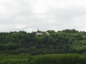 Pohled z jednoho z pokojů na Valdštejn.
